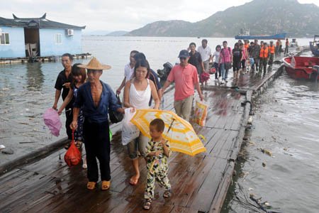 Residents living on the sea are evacuated to the safe place in Ningde City, southeast China's Fujian Province, on Aug. 7, 2009. Authorities in Fujian Province have ordered all schools and scenic spots to close before 4 p.m. Friday, as typhoon Morakot nears. The provincial flood control and drought relief headquarters said Friday that about 34,000 vessels had been recalled to port and 21,190 people in the cities of Ningde, Putian, Fuzhou and Quanzhou had been relocated to safe areas. [Jiang Kehong/Xinhua] 