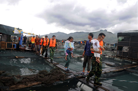 Residents living on the sea are evacuated to the safe place in Ningde City, southeast China's Fujian Province, on Aug. 7, 2009.[Jiang Kehong/Xinhua]