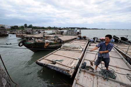 Boats are berthed at a port in Xiamen, a city of southeast China's Fujian Province, Aug. 7, 2009. Authorities in southeast China's Fujian Province have ordered all schools and scenic spots to close before 4 p.m. Friday, as typhoon Morakot nears.[Zhang Guojun/Xinhua]