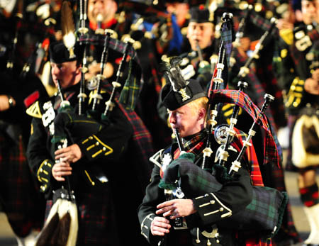 Members from Scotland, Royal Air Force of Britain, Australia, New Zealand and South Africa perform during the preview of the 60th Military Tattoo Festival in Edinburgh, Britain, Aug. 6, 2009. The 60th Military Tattoo Festival is to be held from Aug. 7 to Aug. 29 as part of Edinburgh's annual art season lasting one month from early August.[Zeng Yi/Xinhua]