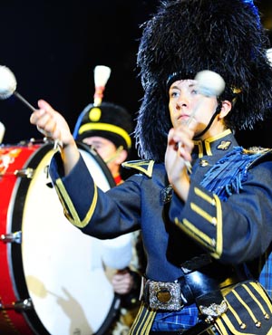 A band member performs during the preview of the 60th Military Tattoo Festival in Edinburgh, Britain, Aug. 6, 2009.[Zeng Yi/Xinhua]