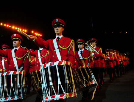 Drummers from Switzerland perform during the preview of the 60th Military Tattoo Festival in Edinburgh, Britain, Aug. 6, 2009.[Zeng Yi/Xinhua]