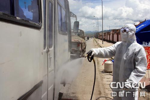 Quarantine workers sterilize vehicles on August 4, 2009 in Ziketan, in Xinghai County in the Hainan Tibetan Autonomous Prefecture, Qinghai Province.