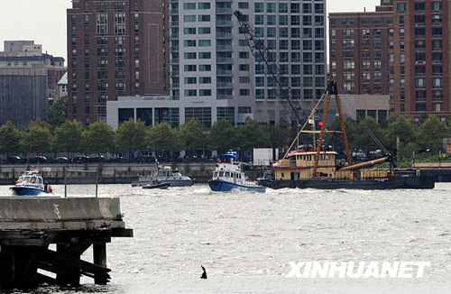 Police boats search the site of a crash between a sight seeing helicopter and an airplane over the Hudson River, in New York, the United States, Aug. 8, 2009. [Xinhua]