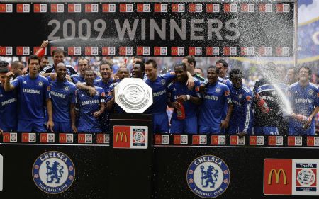 The Chelsea team celebrate after beating Manchester United in their English Community Shield soccer match at Wembley Stadium in London August 9, 2009.Chelsea defeated Man Utd 4-1.(Xinhua/Reuters Photo) 