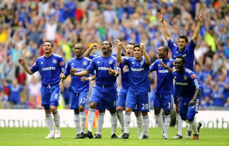 Chelsea's players celebrate as team mate Saloman Kalou (unseen) scores the winning penalty against Manchester United in their English Community Shield soccer match at Wembley Stadium in London August 9, 2009.(Xinhua/Reuters Photo) 