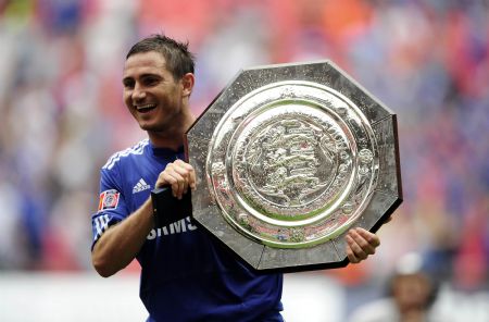 Chelsea's Frank Lampard celebrates after defeating Manchester United in their English Community Shield soccer match at Wembley Stadium in London August 9, 2009.(Xinhua/Reuters Photo) 