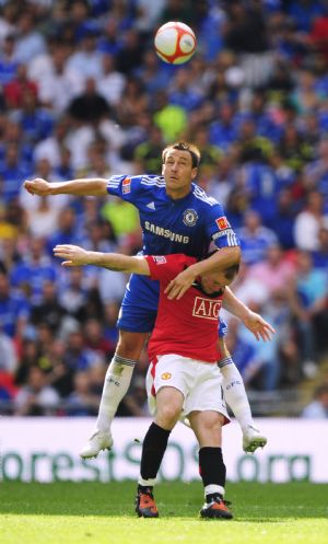 Chelsea's John Terry (L) challenges Manchester United's Wayne Rooney during their English Community Shield soccer match at Wembley Stadium in London August 9, 2009.(Xinhua/Reuters Photo) 