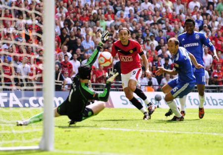 Manchester United's Dimitar Berbatov (C) fails to score past Chelsea's goalkeeper Petr Cech during their English Community Shield soccer match at Wembley Stadium in London August 9, 2009.(Xinhua/Reuters Photo) 