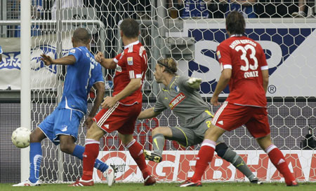 Bayern Munich's Ivica Olic (2nd L) scores a goal during their German Bundesliga soccer match against TSG Hoffenheim in Sinsheim Aug. 8, 2009.(Xinhua/Reuters Photo) 