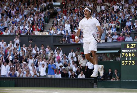 Roger Federer of Switzerland reacts during his Gentlemen's Singles finals match against Andy Roddick of the U.S.. Federer beats Andy Roddick of the U.S. 5-7, 7-6, 7-6, 3-6, 16-14, in the Men's Singles Final of the 2009 Wimbledon Tennis Championships at the All England Tennis Club, in southwest London, on July 5, 2009.(Xinhua Photo) 