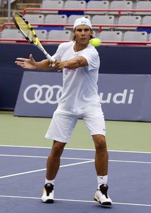 Spain's Rafael Nadal practices at center court prior to the start of the Rogers Cup tennis tournament in Montreal, August 7, 2009.  Nadal has been suffering from tendonitis in both knees and has not played a competitive match since being knocked out in the fourth round of the French Open on May 31.