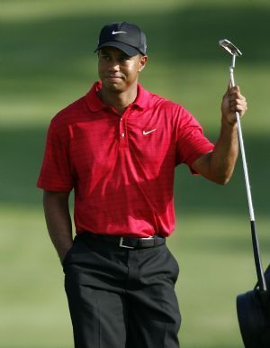 U.S. golfer Tiger Woods acknowledges the crowd as he walks up to the 18th hole during the final round of the WGC Bridgestone Invitational golf tournament in Akron, Ohio August 9, 2009.(Xinhua/Reuters Photo) 