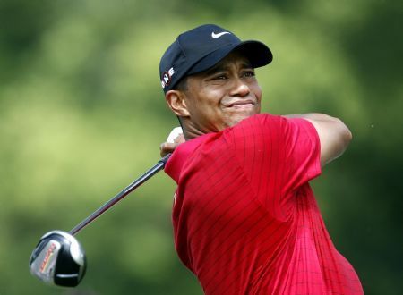 U.S. golfer Tiger Woods watches his tee shot on the fourth hole during the final round of the WGC Bridgestone Invitational golf tournament in Akron, Ohio, August 9, 2009.(Xinhua/Reuters Photo) 