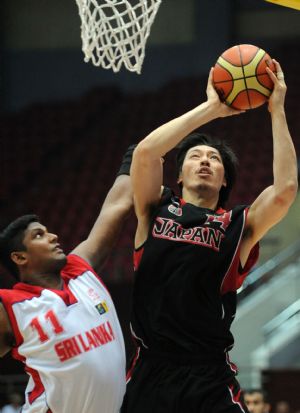 Shunsuke Ito (R) of Japan goes for a basket during a Group A preliminary round match against Sri Lanka at the 2009 FIBA Asia Championship for Men at Tianjin Gym in north China's Tianjin Municipality Aug. 8, 2009. Japan won 148-45. (Xinhua/Wang Yebiao) 