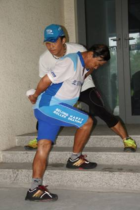 Korean coach Li Mingguo (in Chinese Pinyin) (back) is correcting Huo's (front) action. The Korean coach teaches the Chinese retired free three times a week.