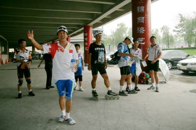 Team leader Jiang (front) is singing the team song 'Cheer for the Olympics' composed by the members themselves. 