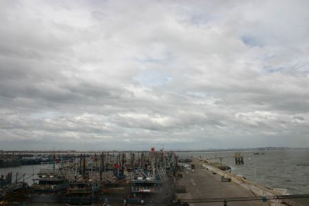 Fishing boats moor at a port to avoid the approaching Typhoon Morakot in Jinjiang, southeast China's Fujian Province, Aug. 8, 2009. [Xiang Kailai/Xinhua]