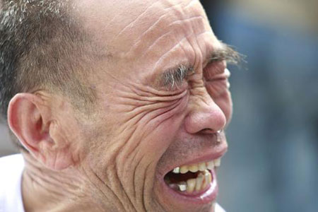 An old man cries during the memorial service of the dead Chinese forced laborers in a park in Tokyo, Aug. 9, 2009. [Ren Zhenglaig/Xinhua]