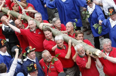 Members of the Meyboom brotherhood carry the Meyboom tree before the planting in central Brussels August 9, 2009.[Xinhua/Reuters]