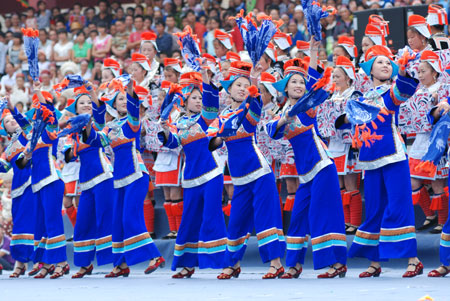 Miao girls perform at the openning ceremony of Julan Cultural Festival in Huangping, a county of southwest China's Guizhou Province, Aug. 8, 2009. [Chen Peiliang/Xinhua]