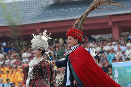 Miao people perform at the opening ceremony of Julan Cultural Festival in Huangping, a county of southwest China's Guizhou Province, Aug. 8, 2009. [Chen Peiliang/Xinhua]