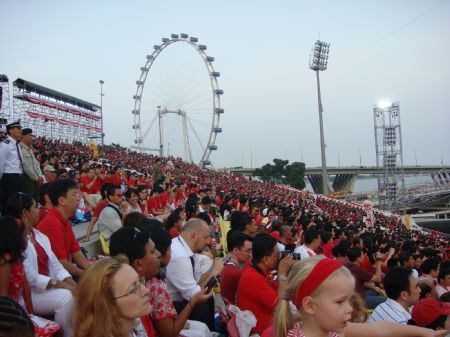 Spectators watch the national day celebration in Singapore, Aug. 9, 2009. Singapore, a city state with a population of 4.84 million, marked its 44th birthday with a massive party at the Marina Bay floating platform on Sunday night.[Zhang Yongxing/Xinhua]