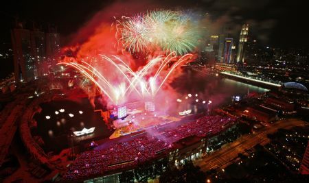 Fireworks explode over the Marina Bay floating platform during Singapore's 44th National Day celebrations August 9, 2009. Singapore celebrated the 44th anniversary of its independence on Sunday.[Xinhua/Reuters]