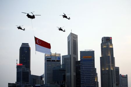 Helicopters fly past the skyline with the national flag during the National Day parade in Singapore August 9, 2009 . Singapore celebrated the 44th anniversary of its independence on Sunday.[Xinhua/Reuters]