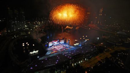 Fireworks explode over the Marina Bay floating platform during Singapore's 44th National Day celebrations August 9, 2009 .[Xinhua/Reuters]