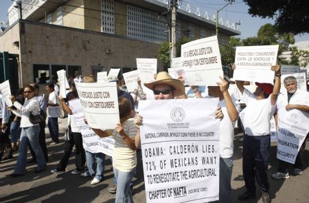 Demonstrators hold placards during a protest against the Fifth North American Leaders' Summit in Guadalajara, capital of western Mexico state Jalisco, on Aug. 9, 2009. At least 300 people on Sunday demonstrated against the Fifth North American Leaders' Summit here on Sunday. [Xinhua]