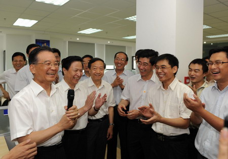 Chinese Premier Wen Jiabao talks with staff at a research center in Wuxi, east China's Jiangsu province, August 7, 2009. Wen paid a three-day visit to east China's Jiangsu province from August 7 to 9. [Xinhua] 