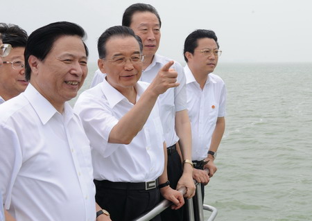 Chinese Premier Wen Jiabao takes a tour on the Taihu Lake in Wuxi, east China's Jiangsu province, August 7, 2009. Wen paid a three-day visit to east China's Jiangsu province from August 7 to 9. [Xinhua] 