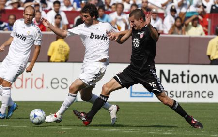 Real Madrid's Gonzalo Higuain (C) scores his first goal against D.C. United's Bryan Namoff during the second half of their friendly soccer match in Landover, Maryland, August 9, 2009.(Xinhua/Reuters Photo) 