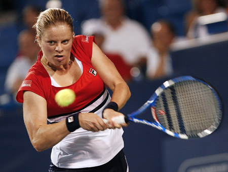 Kim Clijsters of Belgium returns a volley to Marion Bartoli of France during their first round match of the 2009 Cincinnati Women's Open tennis tournament August 10, 2009. (Xinhua/Reuters Photo)