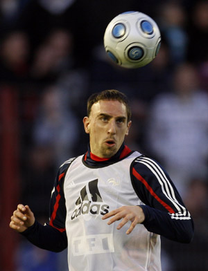 File photo shows France's player Franck Ribery plays with a ball during a training session at the Bon Rencontre stadium in Toulon near Marseille, February 10, 2009. (Xinhua/Reuters File Photo)