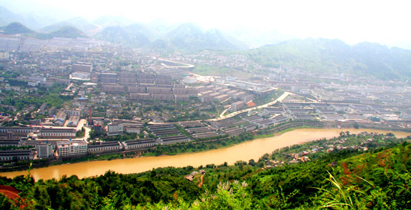The Chishui River is named after its water that often turns out to be sandy red when river water carries down sandy red soil in flood season from its river bed and river banks. It runs along the border of Guizhou and Sichuan provinces, originating from Zhenxiong County in Yunnan Province. 