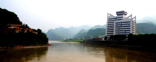 A grand building belonging to the Maotai Distillery stands on one side of the Chi River which runs along the border of Guizhou and Sichuan provinces, originating fom Zhenxiong County in Yunnan Province