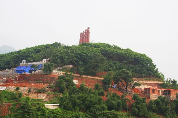 The monument stands on the top of a red sand fortress by the Maotai ferry, which was the Red Army's main crossing point along the Chishui River in Maotai Town, in the early 1930's when the Red Army was on its strategic retreat, the Long March.