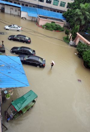 Cars are immerged in flood in Cangnan, east China's Zhejiang Province, Aug. 10, 2009. [Wang Dingchang/Xinhua]