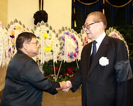 Former Chinese President Jiang Zemin (R) shakes hands with a relative of Zhuo Lin during Zhuo's funeral at the Babaoshan Revolutionary Cemetery in Beijing, capital of China, Aug. 10, 2009. Zhuo Lin, widow of China's late leader Deng Xiaoping, died of illness in Beijing on July 29 at the age of 93 and was cremated here on Monday.