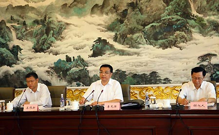 Chinese Vice Premier Li Keqiang (C) addresses a meeting on the rebuiding of cities and hut zones, in Harbin, capital of northeast China's Heilongjiang Province. 