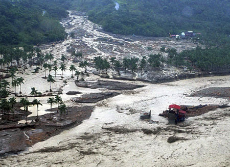 A handout photograph from the Taiwan Military News Agency shows an aerial view of the flooded village of Hsiao Lin, southern Taiwan's Kaohsiung county, China, August 10, 2009. [Agencies]
