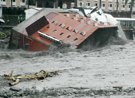 A collapsed hotel building is seen in flood waters after Typhoon Morakot hit Taitung county, eastern Taiwan August 9, 2009. [Agencies] 
