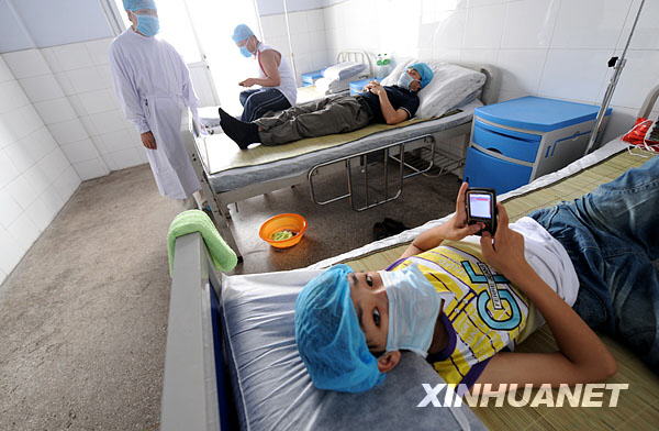 Nearly 100 students at a middle school in Henan Province suffered vomiting, fever and diarrhea over the past few days, but authorities have refused to reveal what caused their sicknesses - and refused to allow parents to visit their kids in the hospital, the Henan Business Daily reported yesterday.