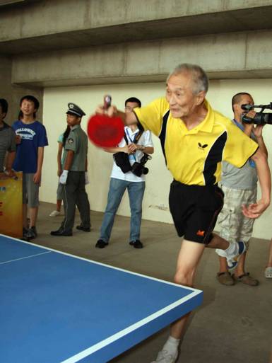 This 78-year-old table tennis fan fulfilled his dream by playing against Kong Linghui, the best- loved table tennis player in China. [By Ni Yuanjin/China.org.cn]