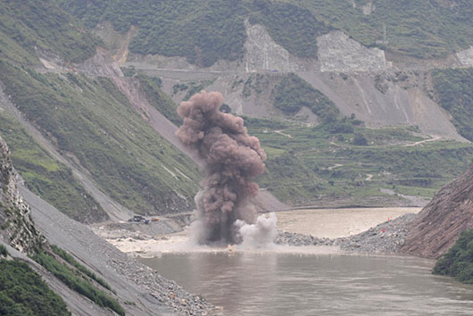 The explosive work that successfully removed the blockage on August 11, 2009 on Dadu River in Hanyuan county, southwest China's Sichuan province. [Photo: CFP]
