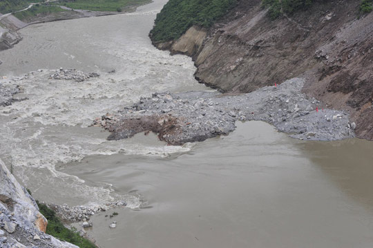 The photo, which was taken on August 11, 2009, shows the remains of the blockage after an explosion to clear Dadu River in Hanyuan county, southwest China's Sichuan province. [Photo: CFP]