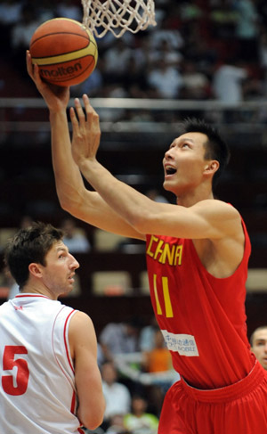 China's Yi Jianlian (R) shoots during the match between China and Lebanon at the 2009 FIBA Asia Championships for Men in Tianjin, north China, Aug. 11, 2009. (Xinhua/Wang Yebiao) 