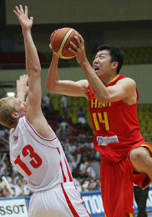 China's Wang Zhizhi (R) shoots during the match between China and Lebanon at the 2009 FIBA Asia Championships for Men in Tianjin, north China, Aug. 11, 2009. (Xinhua/Meng Yongmin)